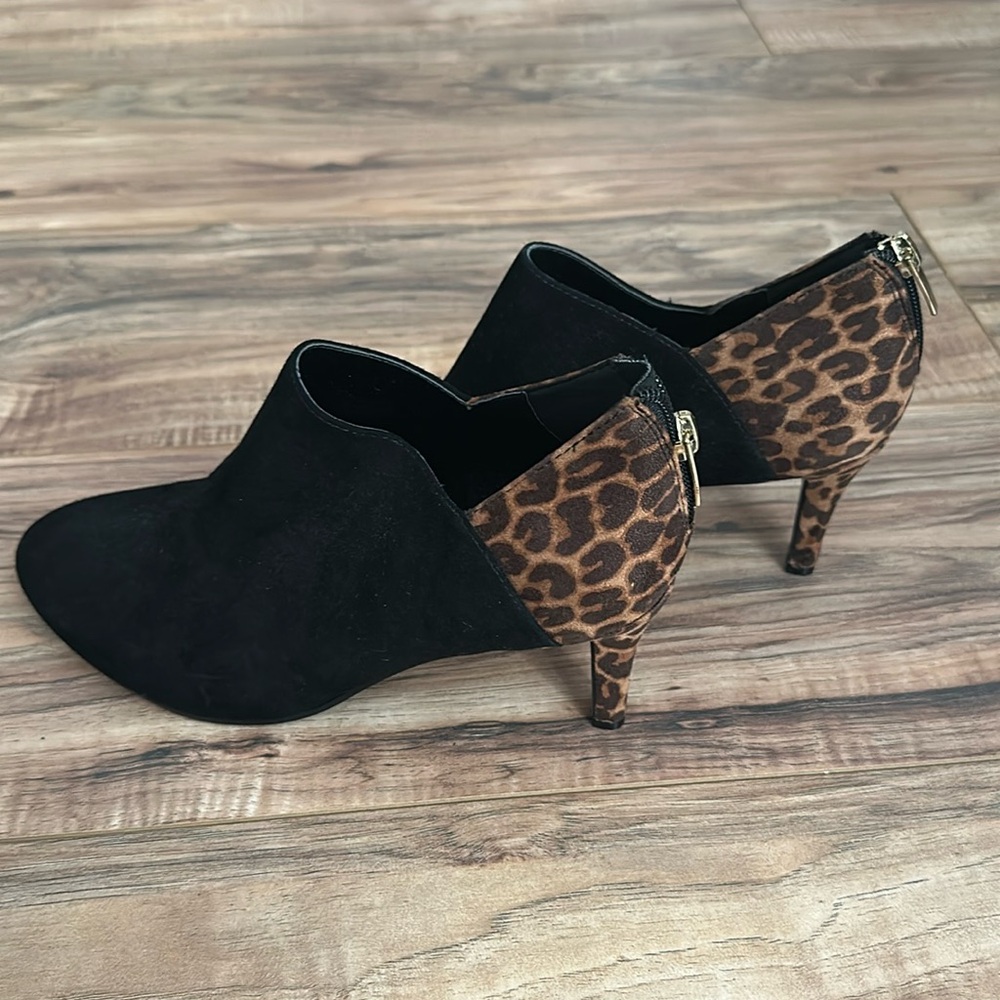 Bandolino Dawn bootie black suede and leopard print. Worn once Size 8.5